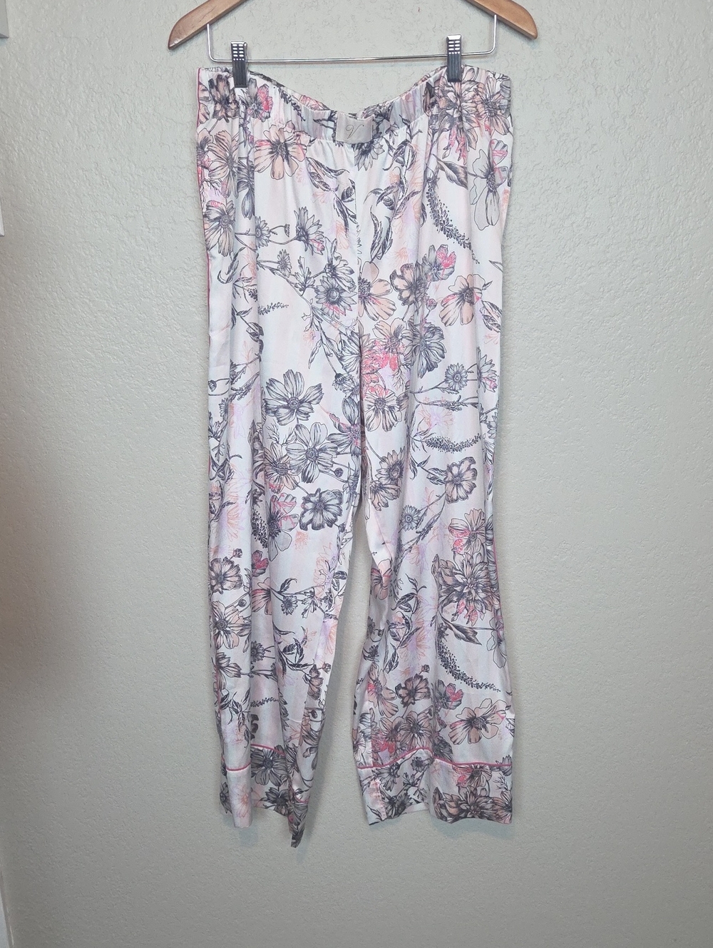 Victoria's Secret White Floral Pajama Pants with Pink Accents XL